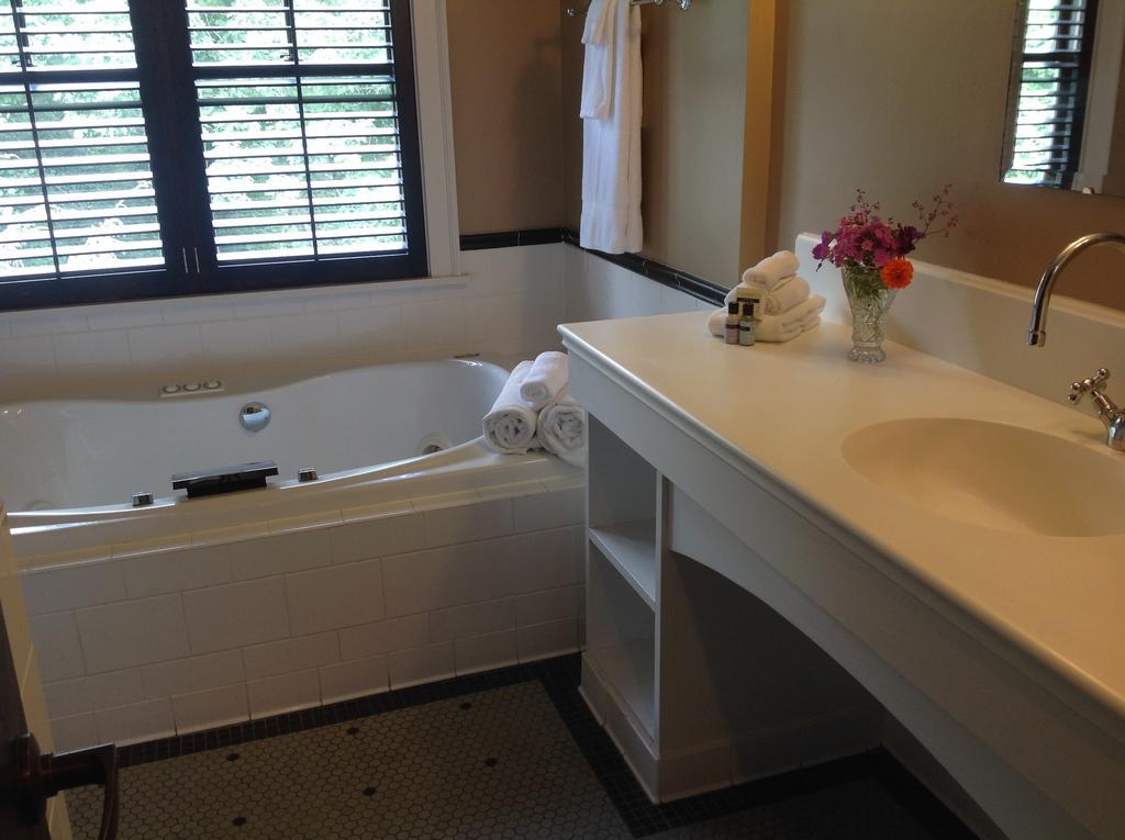 Om Sanctuary Holistic Retreat Hotel Asheville Esterno foto