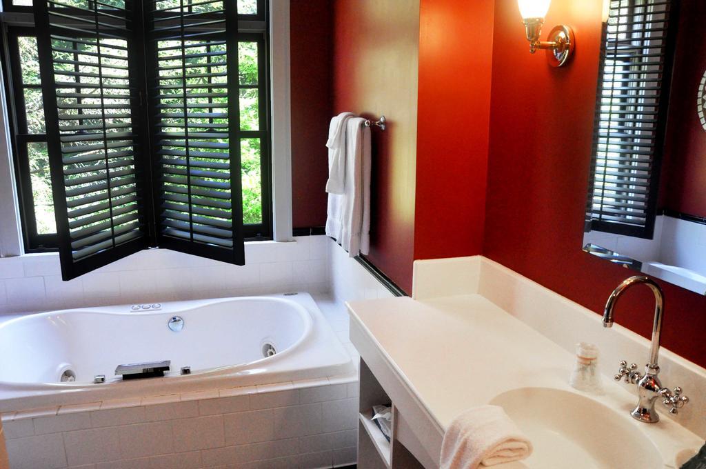 Om Sanctuary Holistic Retreat Hotel Asheville Esterno foto